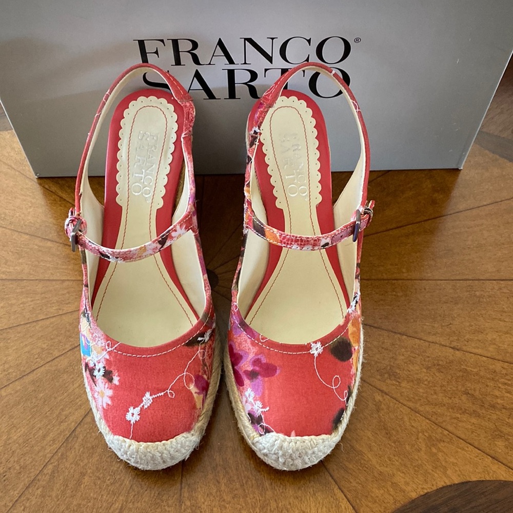 Franco Sarto L-Queen Fuchsia Chiffon Wedge. Size 5.5 EUC.